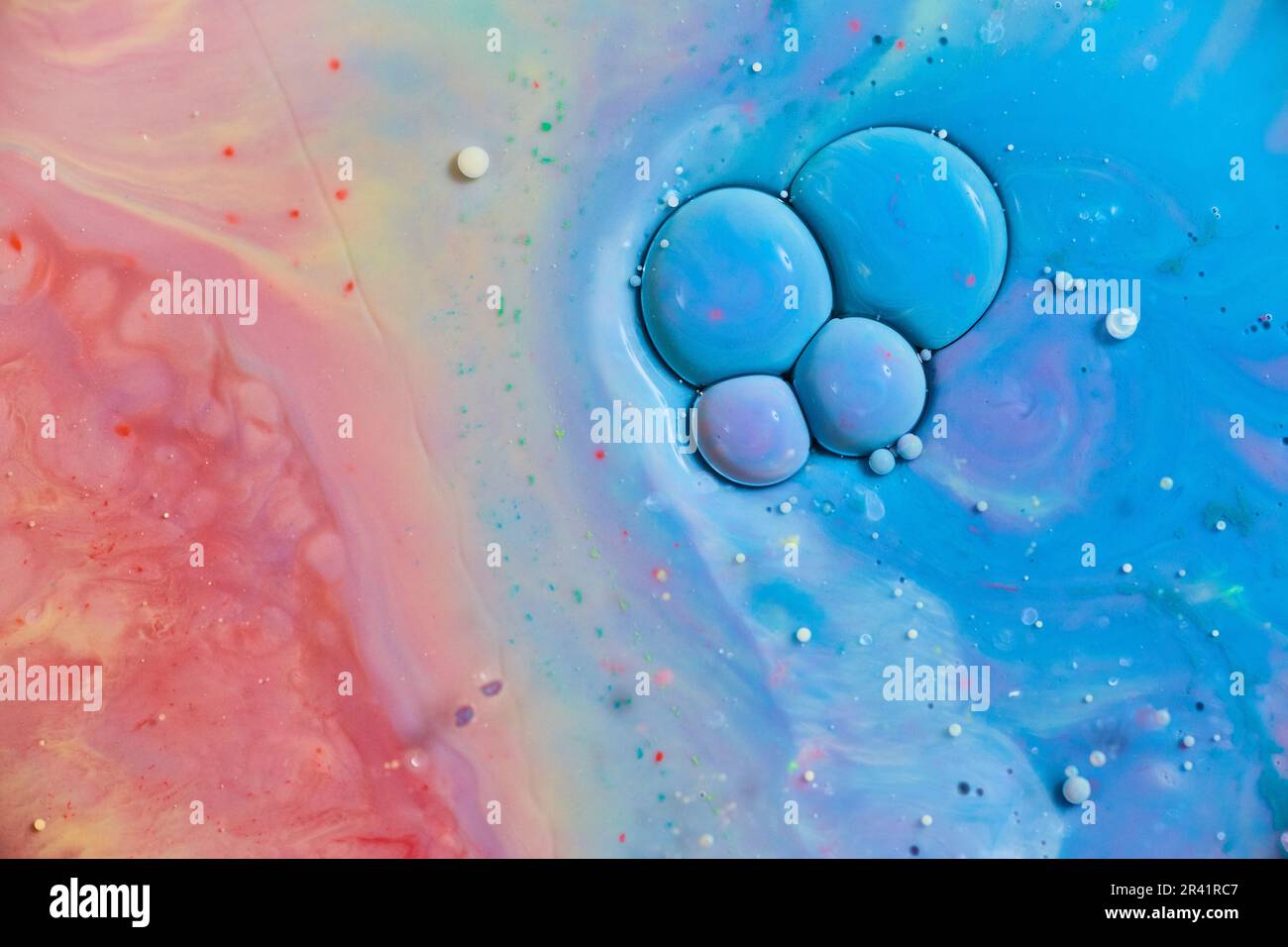 Celle di olio blu e viola in rosso colorato e giallo cosmico fantasy spazio sfondo arte Foto Stock