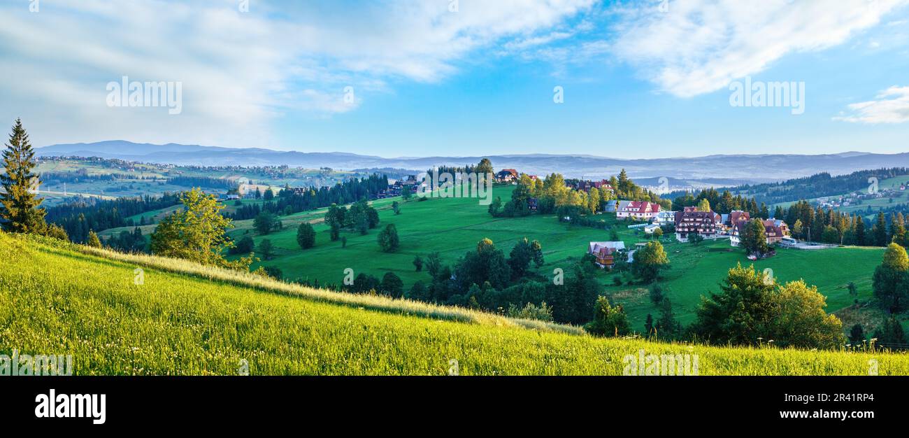 Mattinata estiva villaggio di montagna Panorama (Polonia) Foto Stock