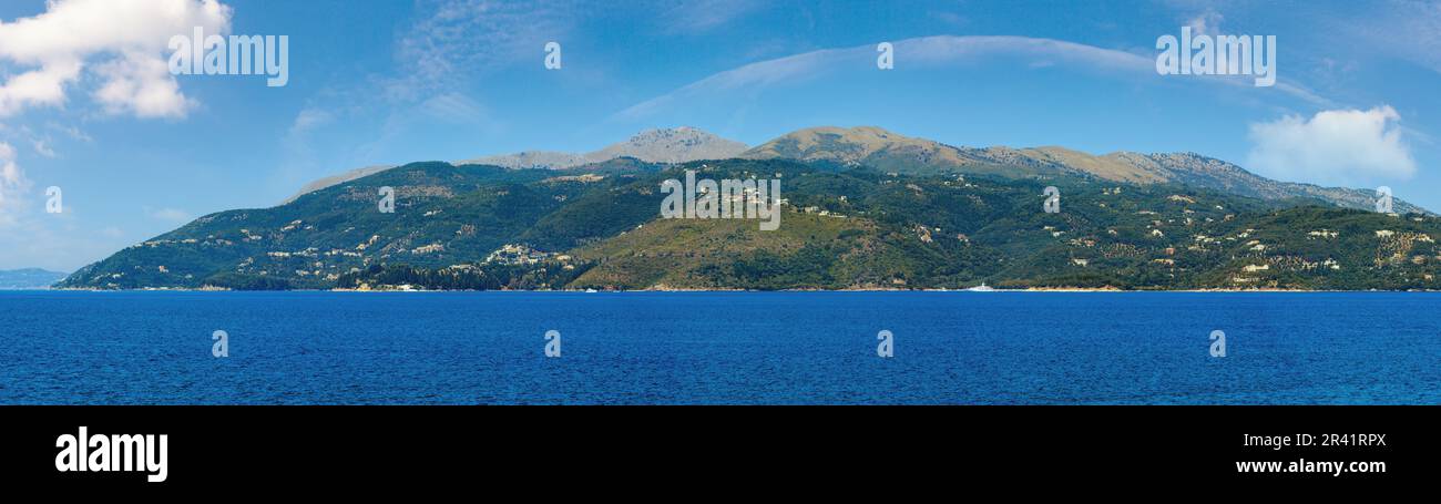 Vista estiva dell'isola di Corfù (Grecia). Paesaggio della costa del mare Ionio. Panorama. Foto Stock