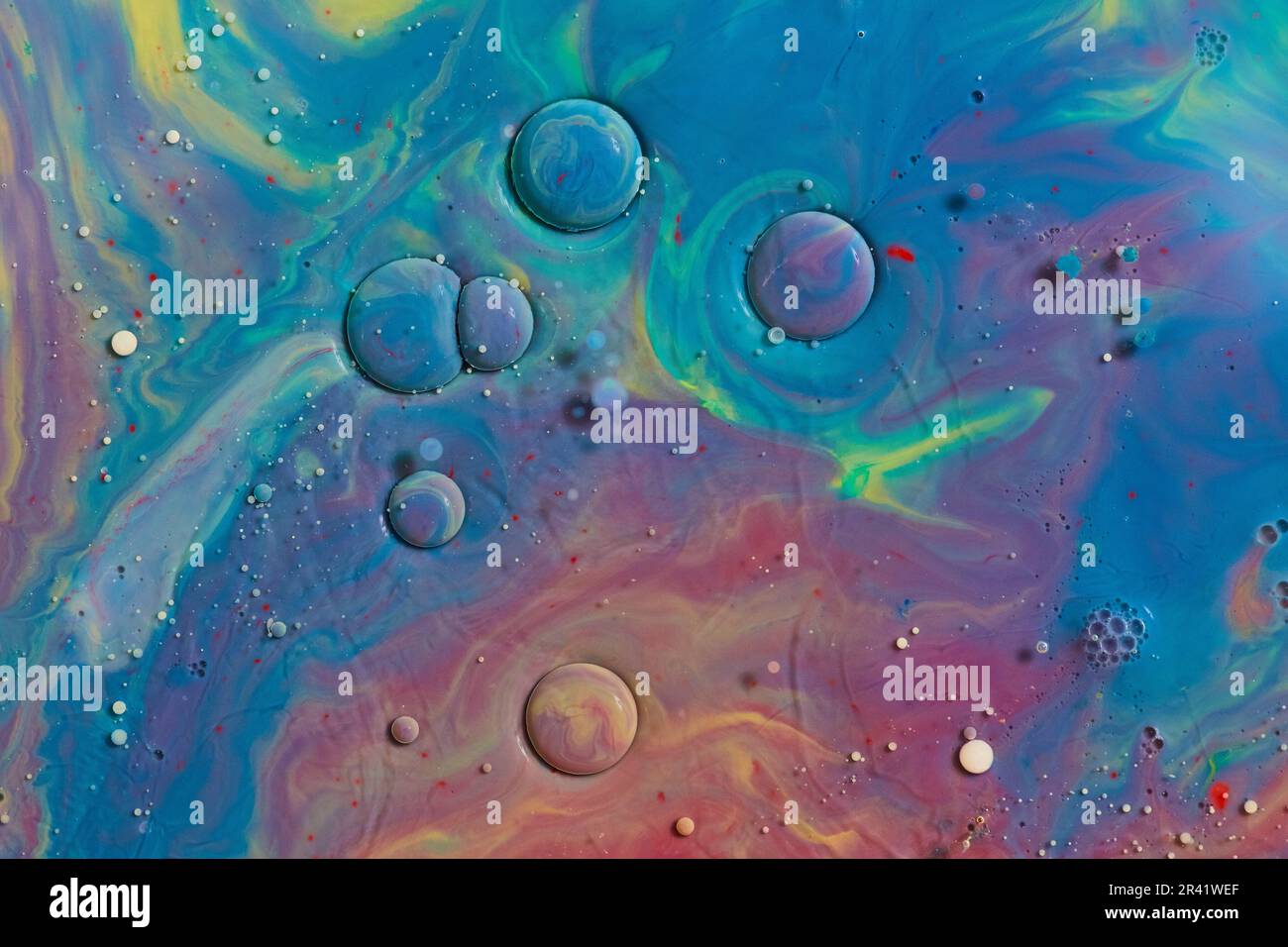 Blu colorato, oro, viola, verde, giallo che vortice in astratto cosmico spazio arte di sfondo asset Foto Stock
