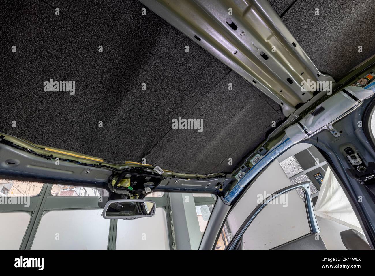 Materiale insonorizzante per l'installazione da parte dei lavoratori all'interno  del tetto della vettura. Isolamento acustico per la sintonizzazione  automatica Foto stock - Alamy