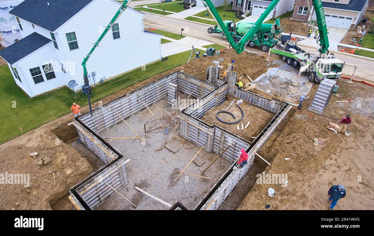 Contorni di casa, casa cemento muro pour residenziale fondazione cemento camion costruzione aerea Foto Stock