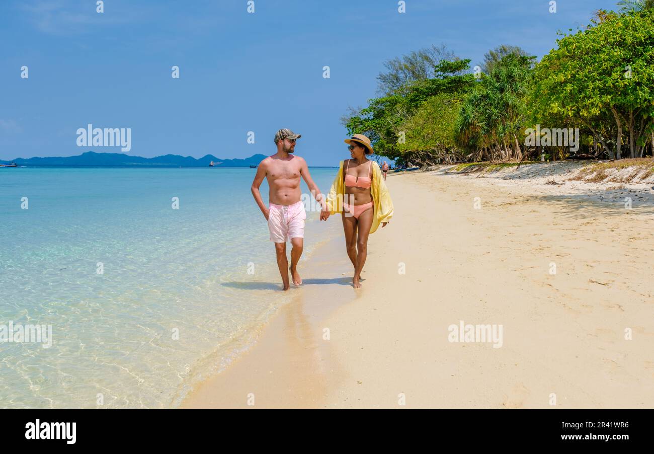 Un paio di uomini e donne sulla spiaggia di Koh Kradan Island Thailandia Foto Stock