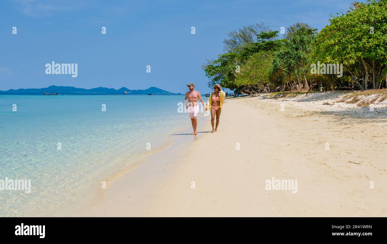 Un paio di uomini e donne sulla spiaggia di Koh Kradan Island Thailandia Foto Stock