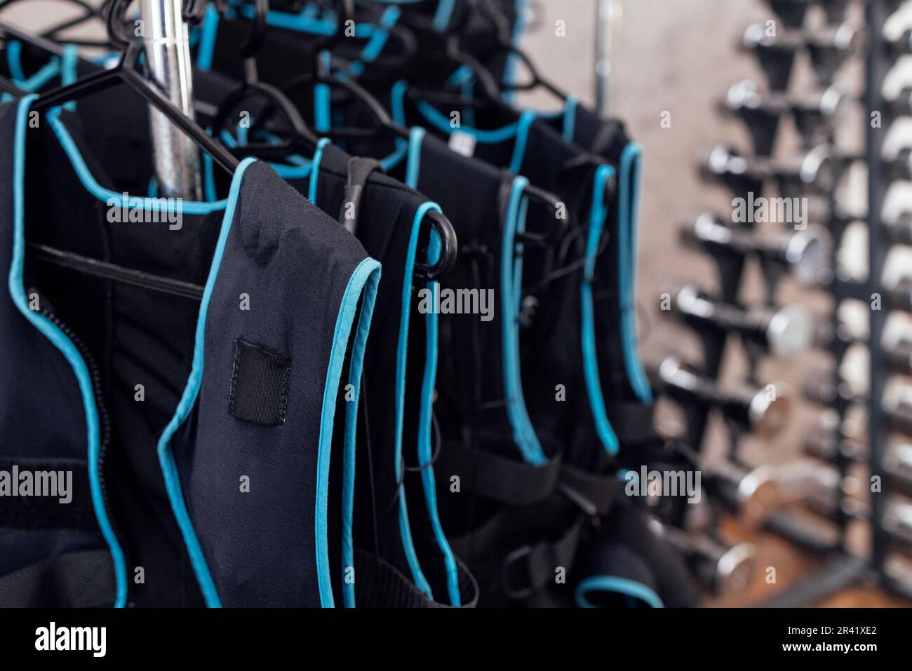 Primo piano dei giubbotti di addestramento ems neri nel fitness club. Stimolazione elettrica del muscolo. Foto Stock