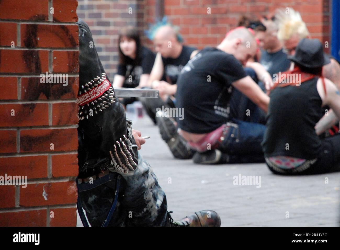 Punk Subculture Group in un ambiente urbano Foto Stock