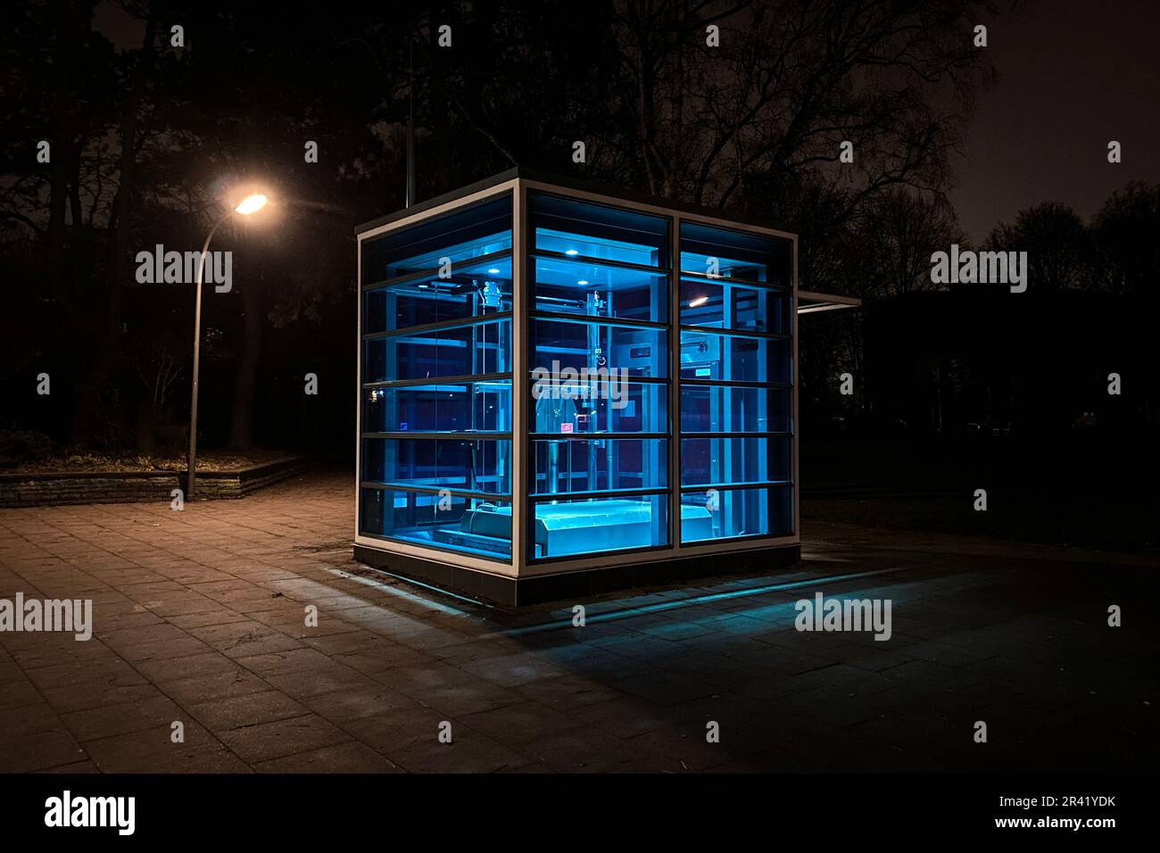 Struttura in vetro illuminata di notte in ambiente urbano Foto Stock