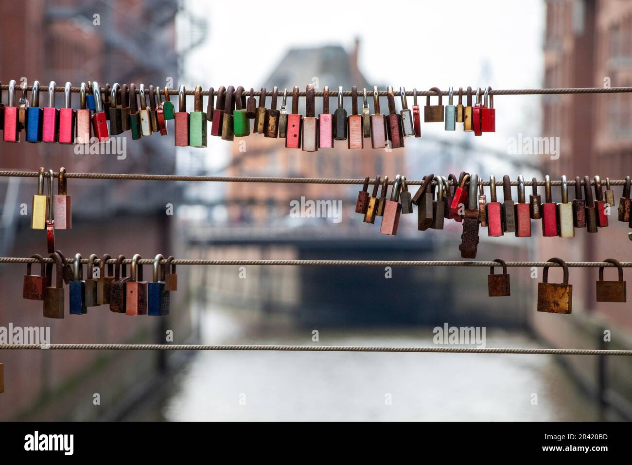 Love Locks sul Ponte sul Canale di Amburgo, Germania Foto Stock