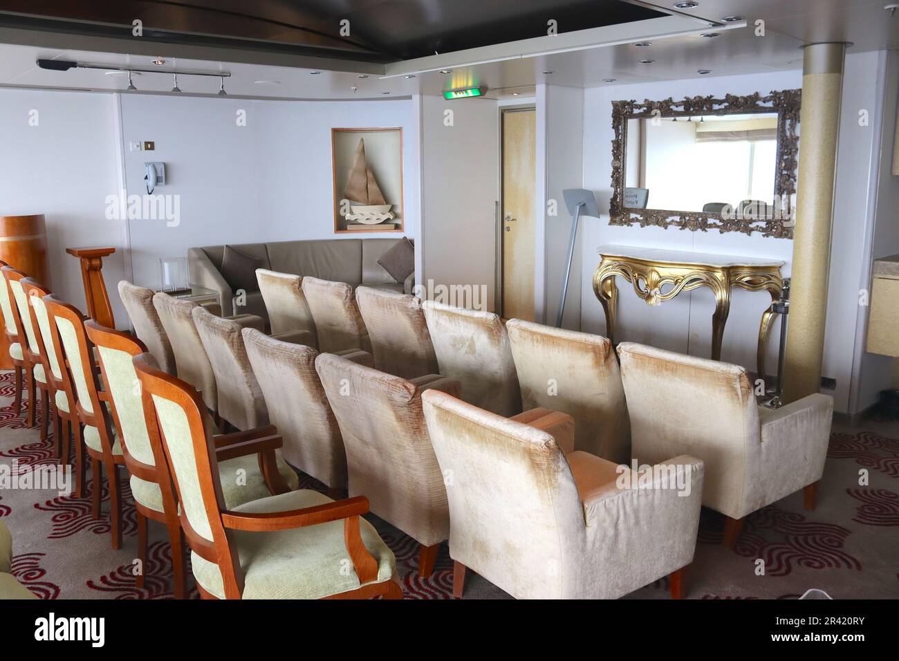 Sala riunioni in mare, la Sala Viceroy a bordo della nave da crociera P&o Arcadia navigando sul Mar Mediterraneo verso la Valletta, Malta, aprile 2023. Foto Stock