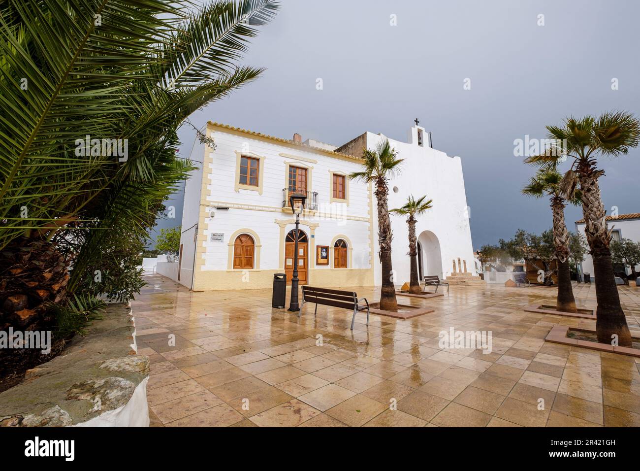 Chiesa parrocchiale di Sant Francesc sotto la pioggia, Formentera, Isole Pitiusas, Comunità Balearic, Spagna. Foto Stock