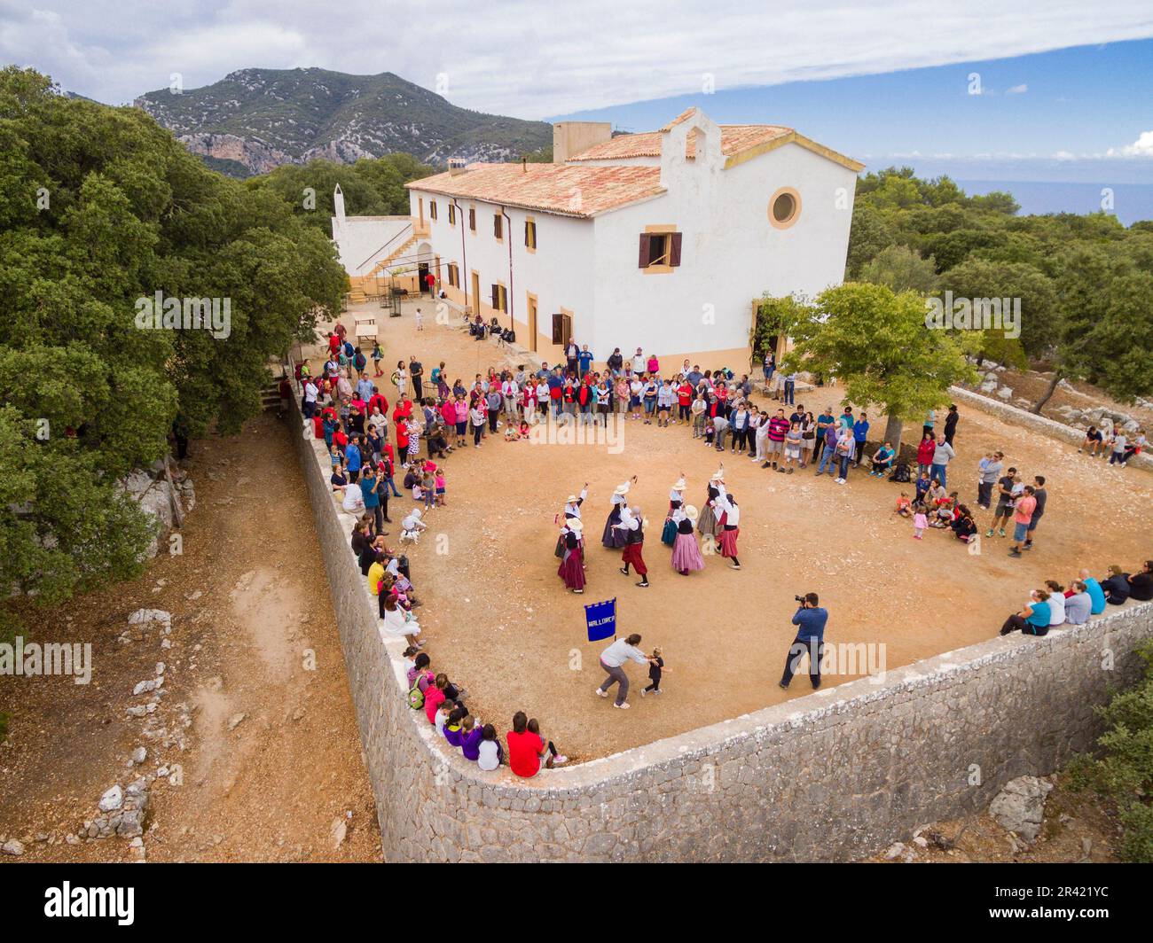 Romeria y baile de boleros tradicionales, Ermita de Maristel·la , santuario dedicado a la Virgen del Carmen, fundado en 1890, Bosque de Son Ferrà, Esporles,Sierra de Tramuntana, Maiorca, isole Baleari, Spagna, Europa. Foto Stock