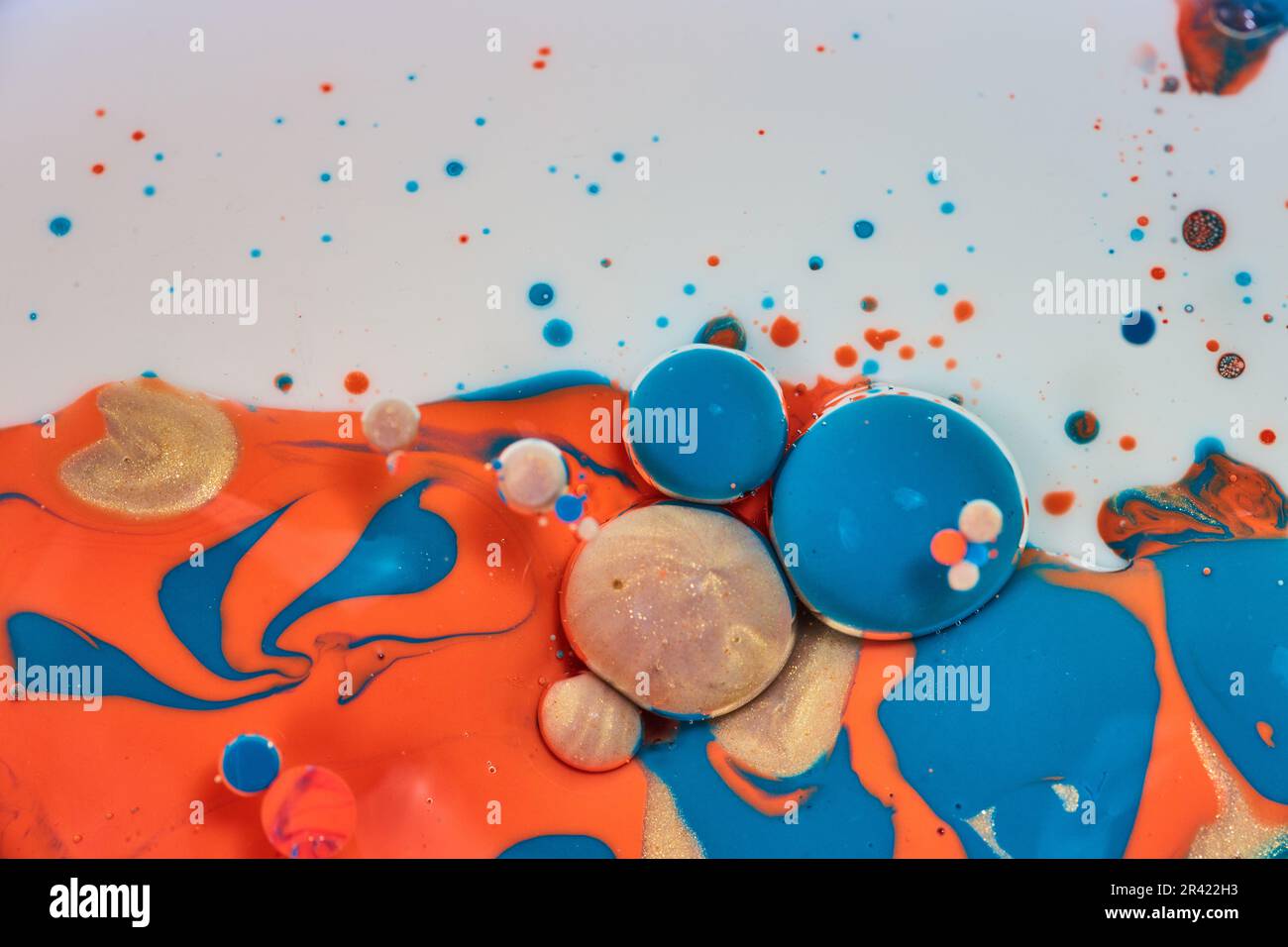 Pittura astratta con vernice arancione e strisce blu Foto Stock