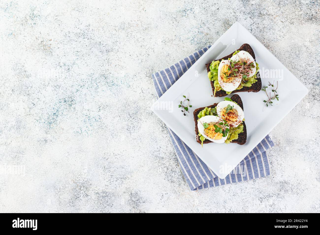 Toast con avocado e uova Foto Stock