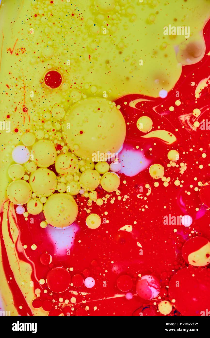 Verticale di pittura acrilica rossa e gialla con bolle Foto Stock