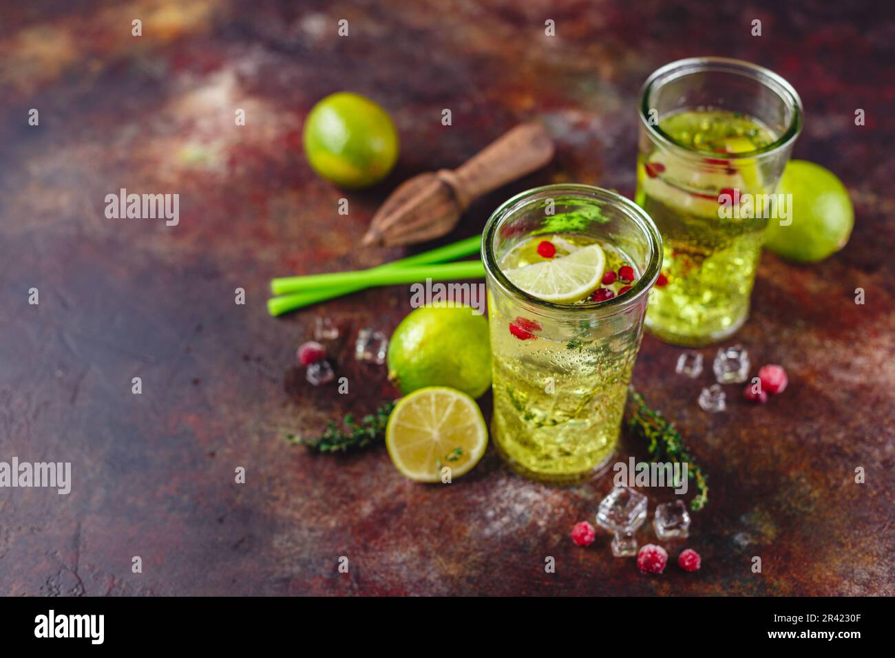 Lime Lemonata con timo, mirtillo e ghiaccio. Foto Stock