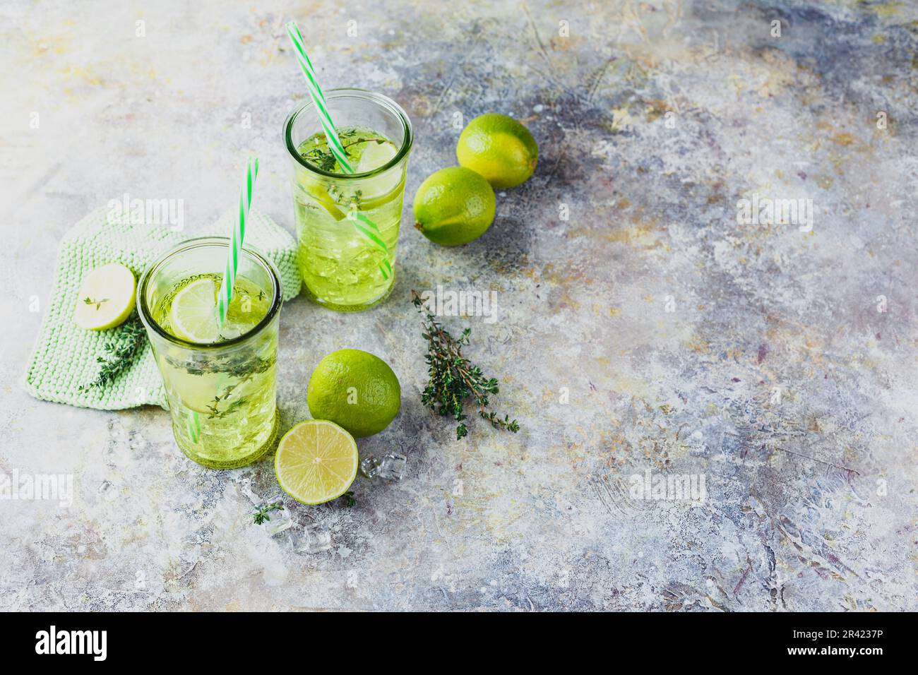 Lime Lemonata con timo e ghiaccio. Foto Stock