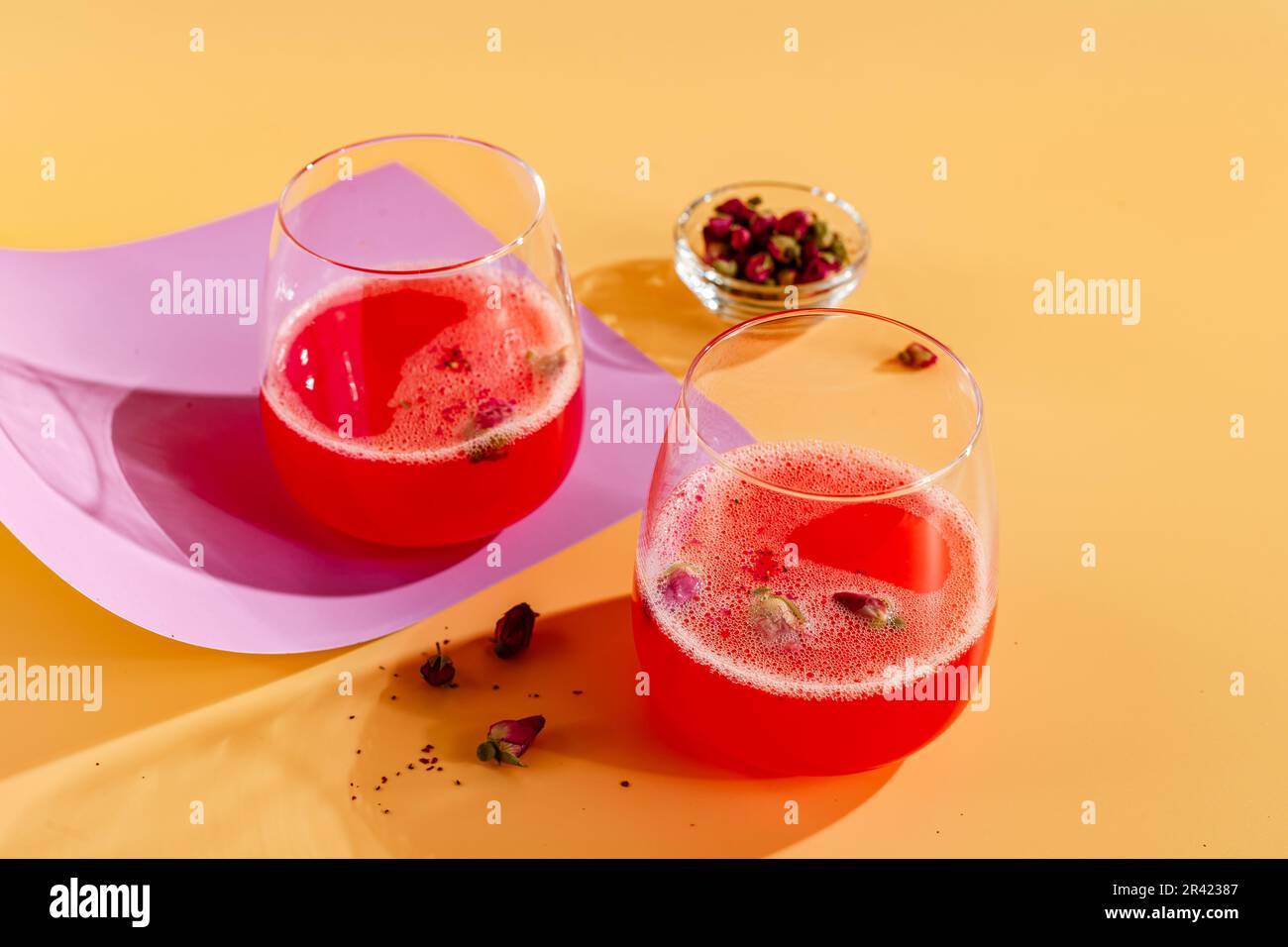 Cocktail rosa con lampone in bicchiere da bibita Foto Stock