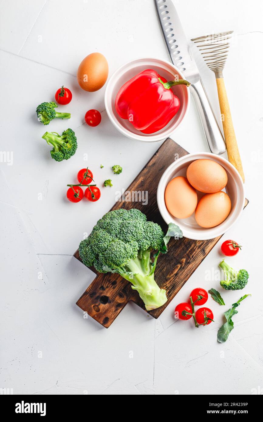 Verdure sane broccoli, pomodoro e peperone e uova Foto Stock