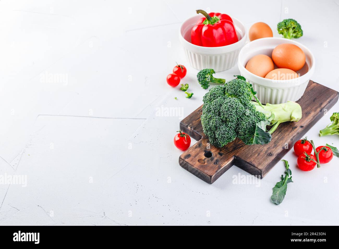 Verdure sane broccoli, pomodoro e peperone e uova Foto Stock