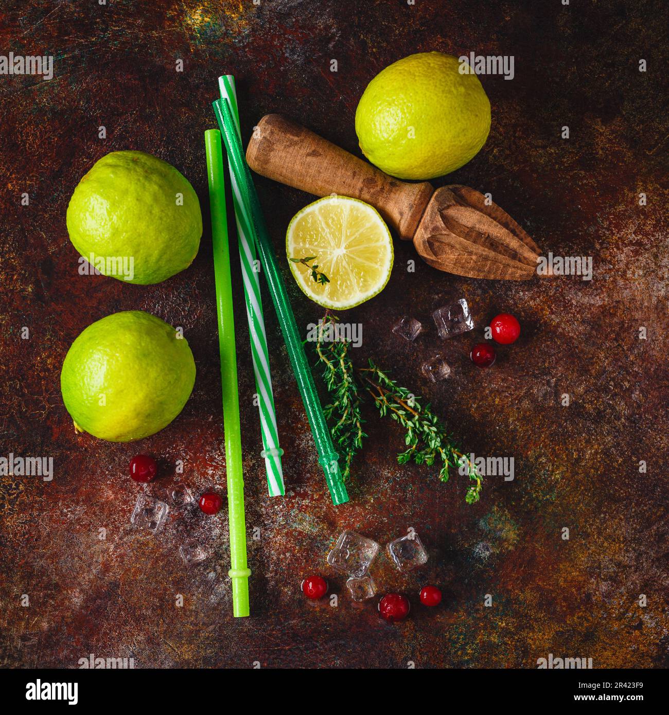 Lime, mirtilli rossi e timo per la limonata Foto Stock