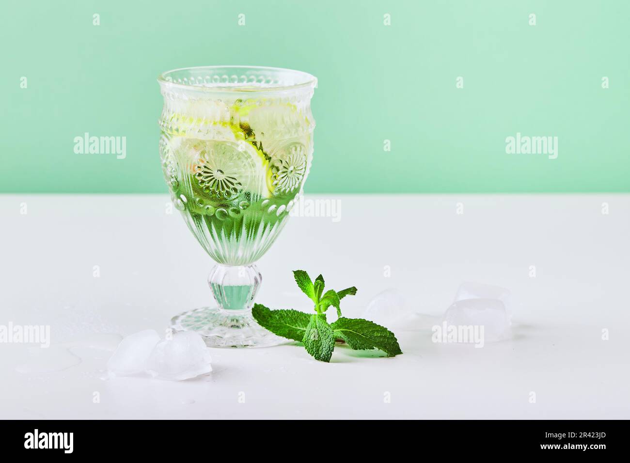 Limonata fresca con menta e limone in bicchieri Foto Stock