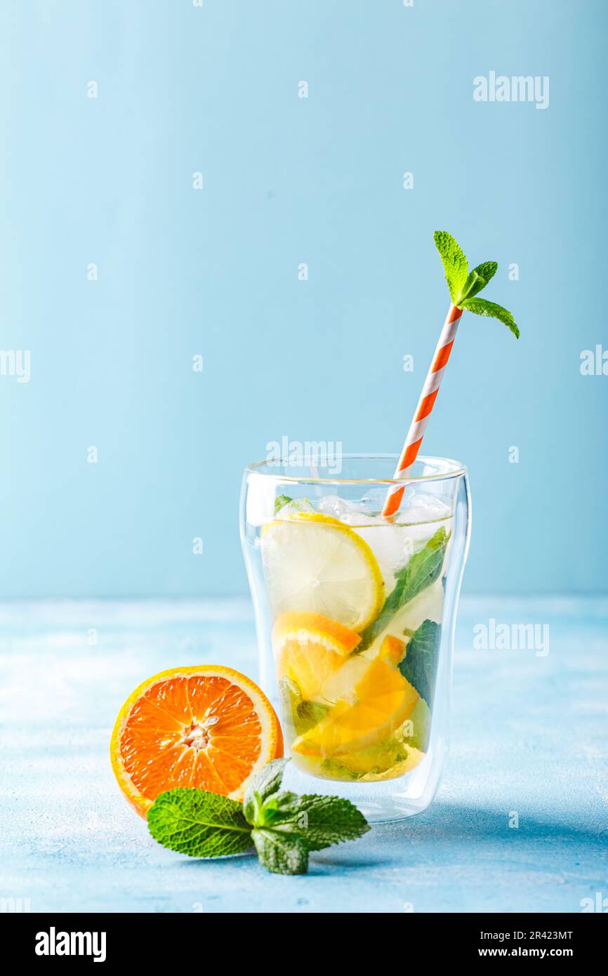 Cocktail rinfrescanti alla menta con limone, arancia, menta e ghiaccio Foto Stock