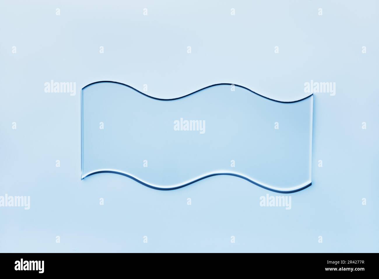 Vetrino vuoto ondulato su sfondo blu. Mockup per campioni di prodotti cosmetici o scientifici Foto Stock