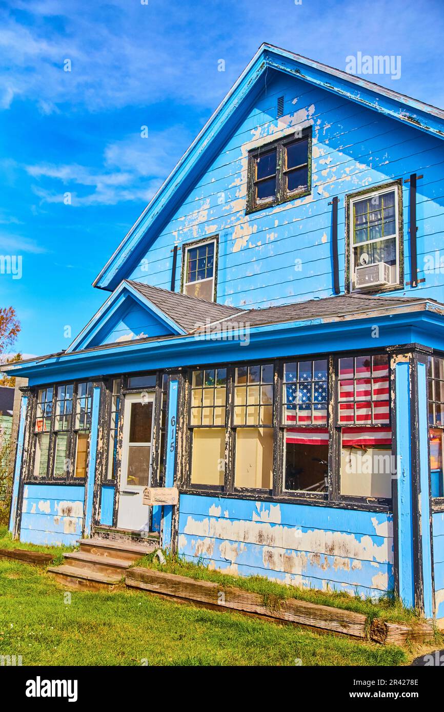 Blu casa sbiadimento a vernice bianca American flag verde prato blu cielo texture fondo risorsa Foto Stock