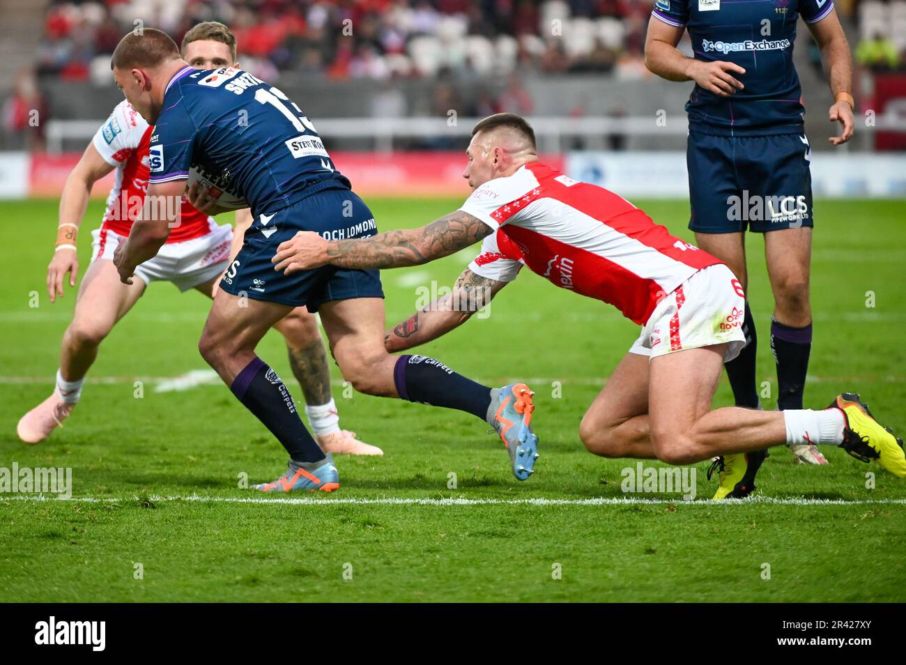 Shaun Kenny-Dowall #4 di Hull KR affronta Morgan Smithies #13 di Guerrieri Wigan durante il match Betfred Super League 13 Hull KR vs Guerrieri Wigan al Sewell Group Craven Park, Kingston upon Hull, Regno Unito, 25th maggio 2023 (Foto di Craig Cresswell/News Images) in, il 5/25/2023. (Foto di Craig Cresswell/News Images/Sipa USA) Credit: Sipa USA/Alamy Live News Credit: Sipa USA/Alamy Live News Foto Stock