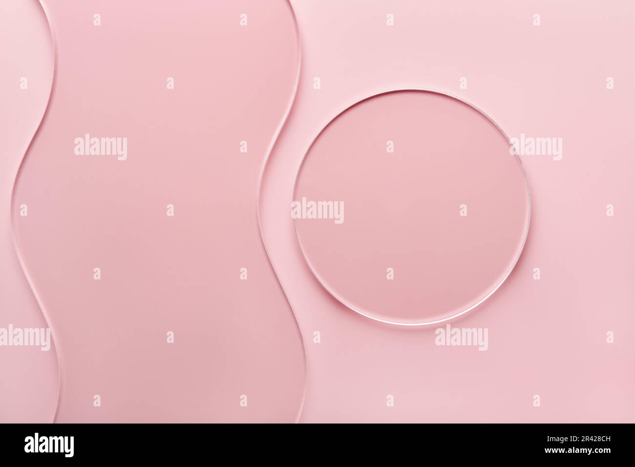 Capsula di Petri rotonda vuota e vetrino ondulato su sfondo rosa. Mockup per campioni di prodotti cosmetici o scientifici Foto Stock