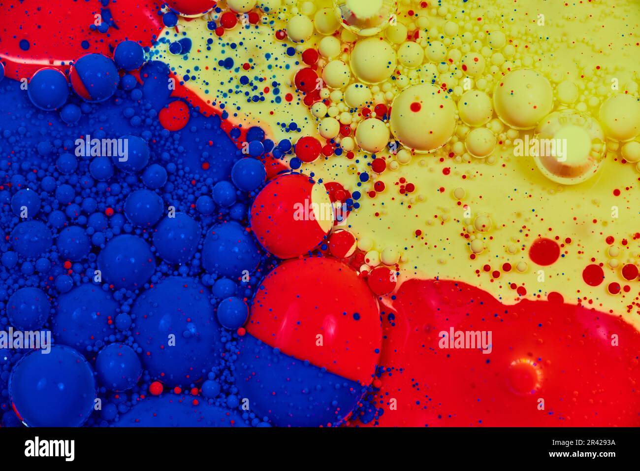 Sfondo di strisce di colore blu rosso e giallo di vernice acrilica e petrolio asset Foto Stock