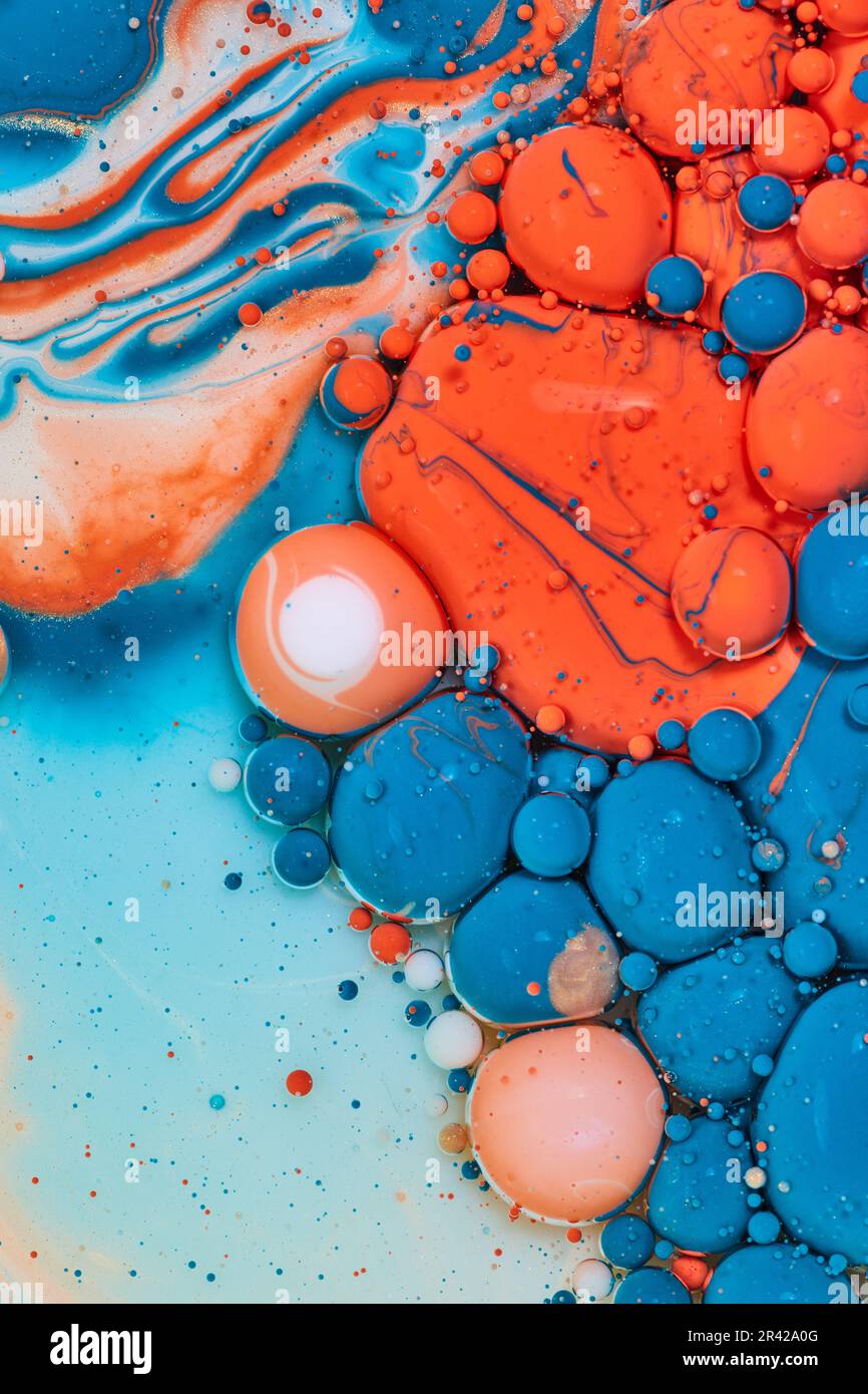 Bolle d'olio in pittura acrilica astratta con marea bianca e blu e onde in fondo risorsa Foto Stock