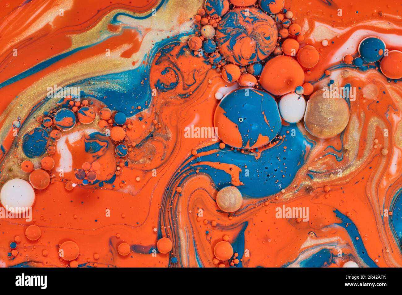 Pittura astratta con più colori di pittura acrilica vorticosa con bolle d'oro blu bianco e arancione in risorsa di sfondo Foto Stock