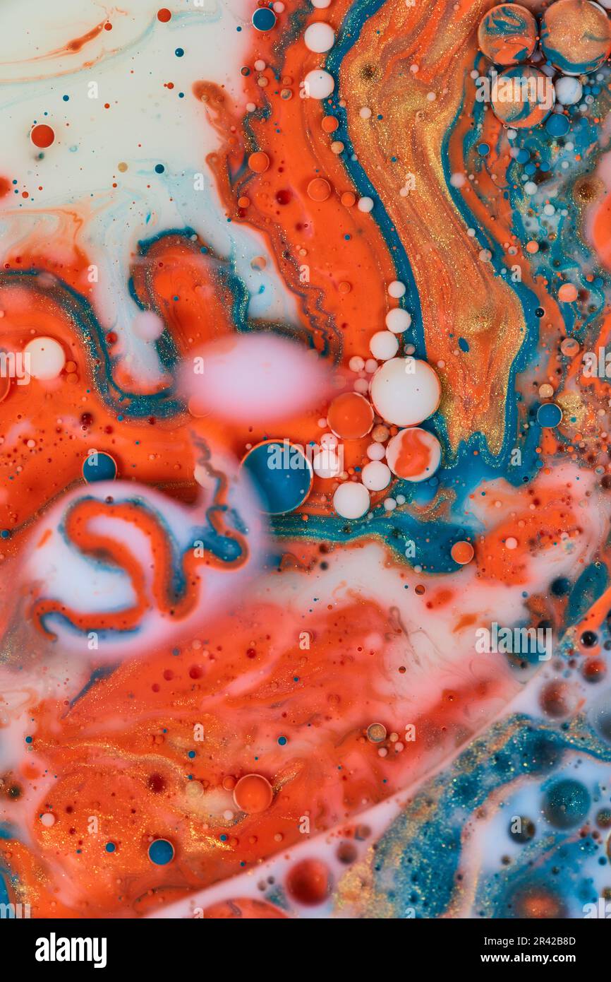 Globi colorati in sfondo astratto di vernice e latte Foto Stock