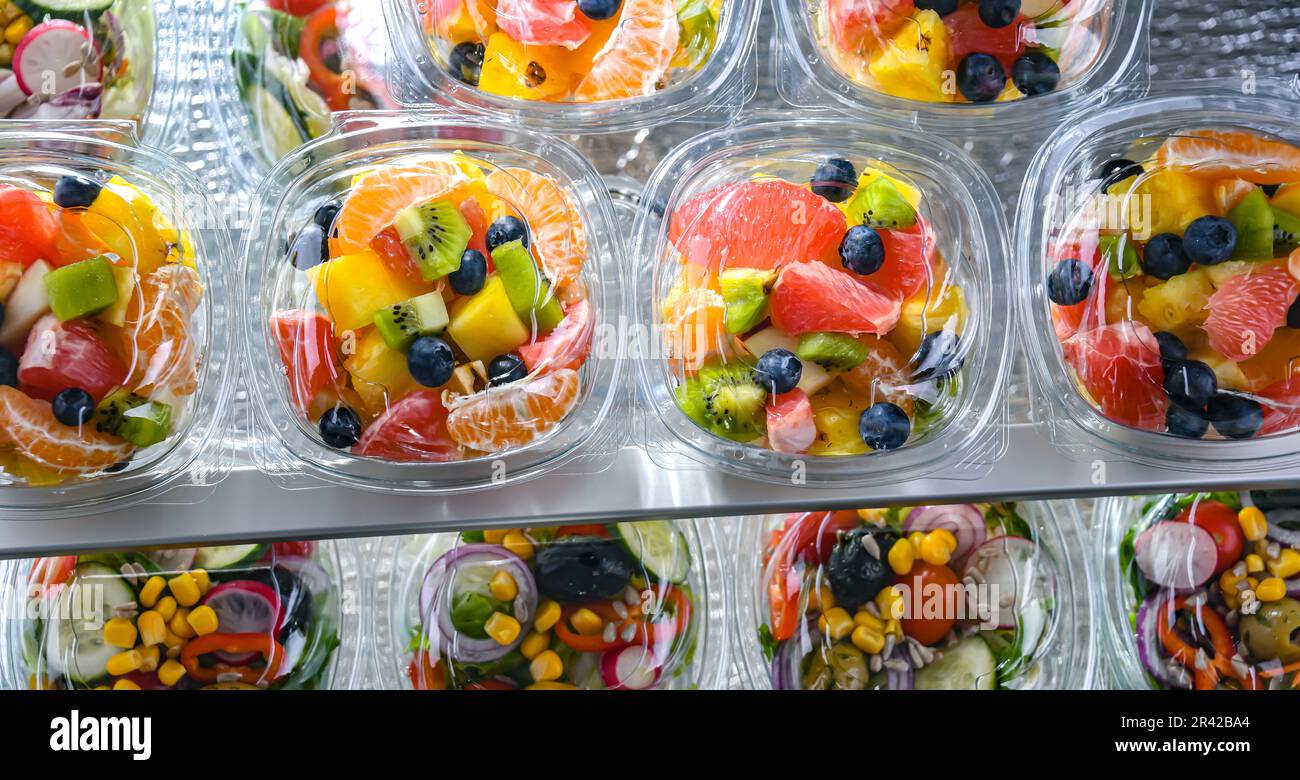 Scatole di plastica con macedonie di frutta preconfezionate Foto Stock