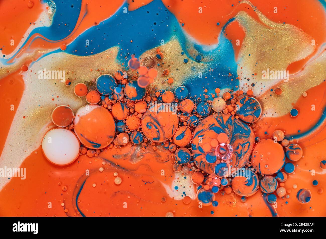 Bolle di sfere arancione, blu e bianche raggruppate in pittura acrilica ad olio come risorsa astratta di sfondo Foto Stock