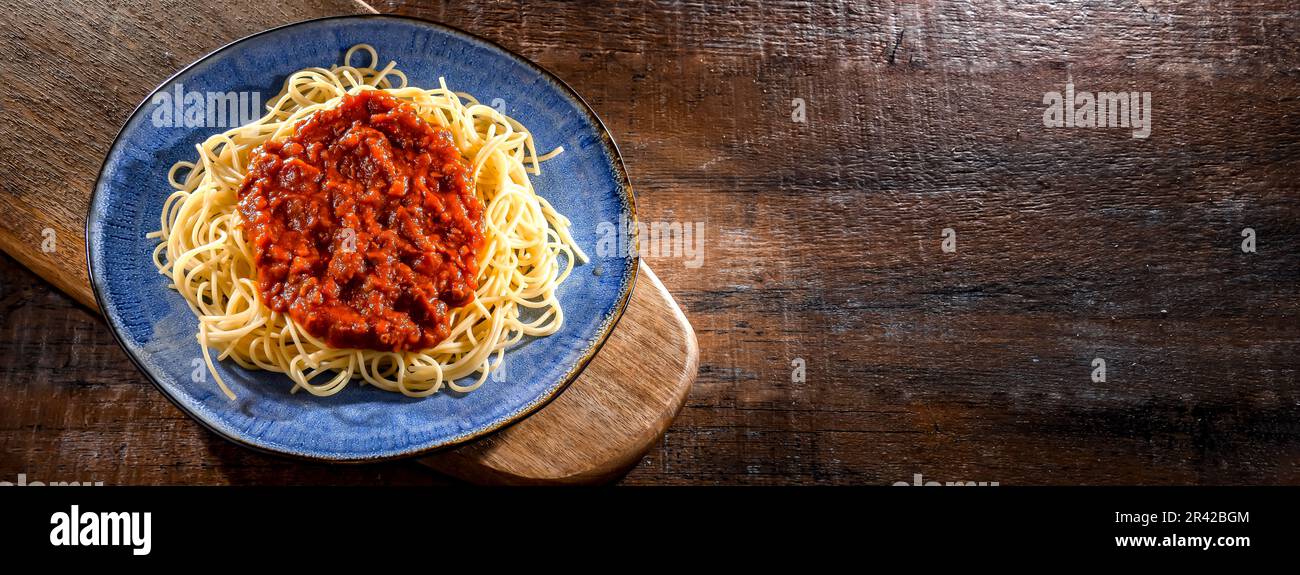 Composizione con piatto di spaghetti bolognese. Foto Stock