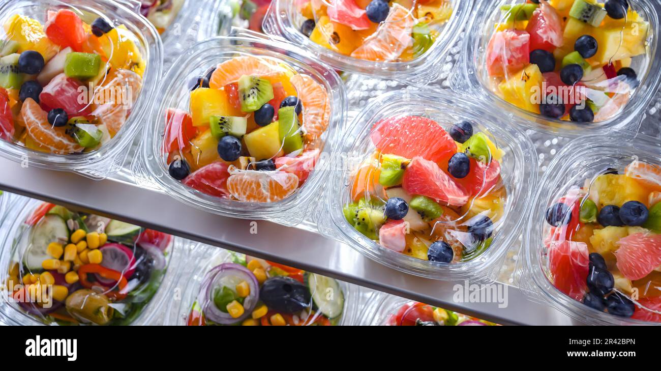 Scatole di plastica con macedonie di frutta preconfezionate Foto Stock
