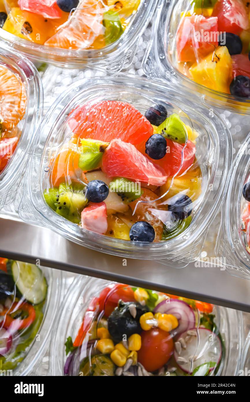 Scatole di plastica con macedonie di frutta preconfezionate Foto Stock