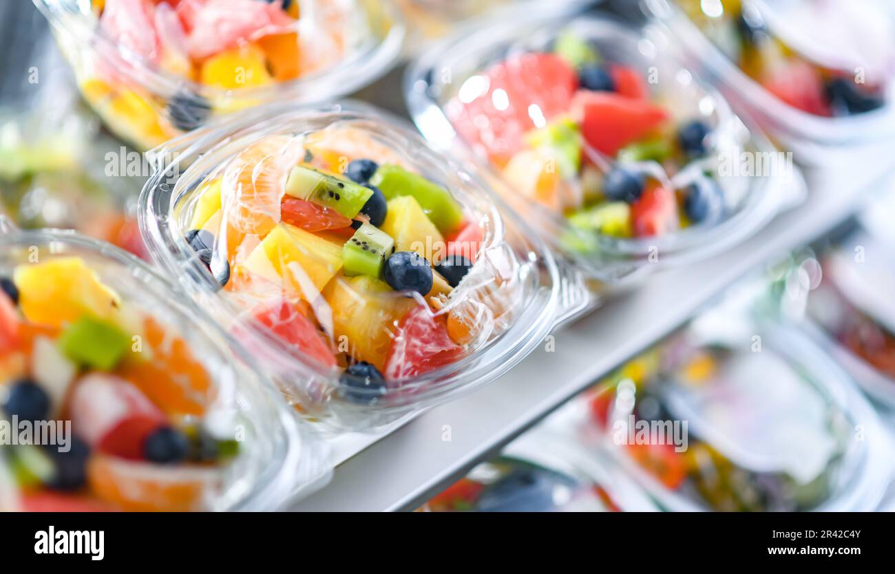 Scatole di plastica con macedonie di frutta preconfezionate Foto Stock