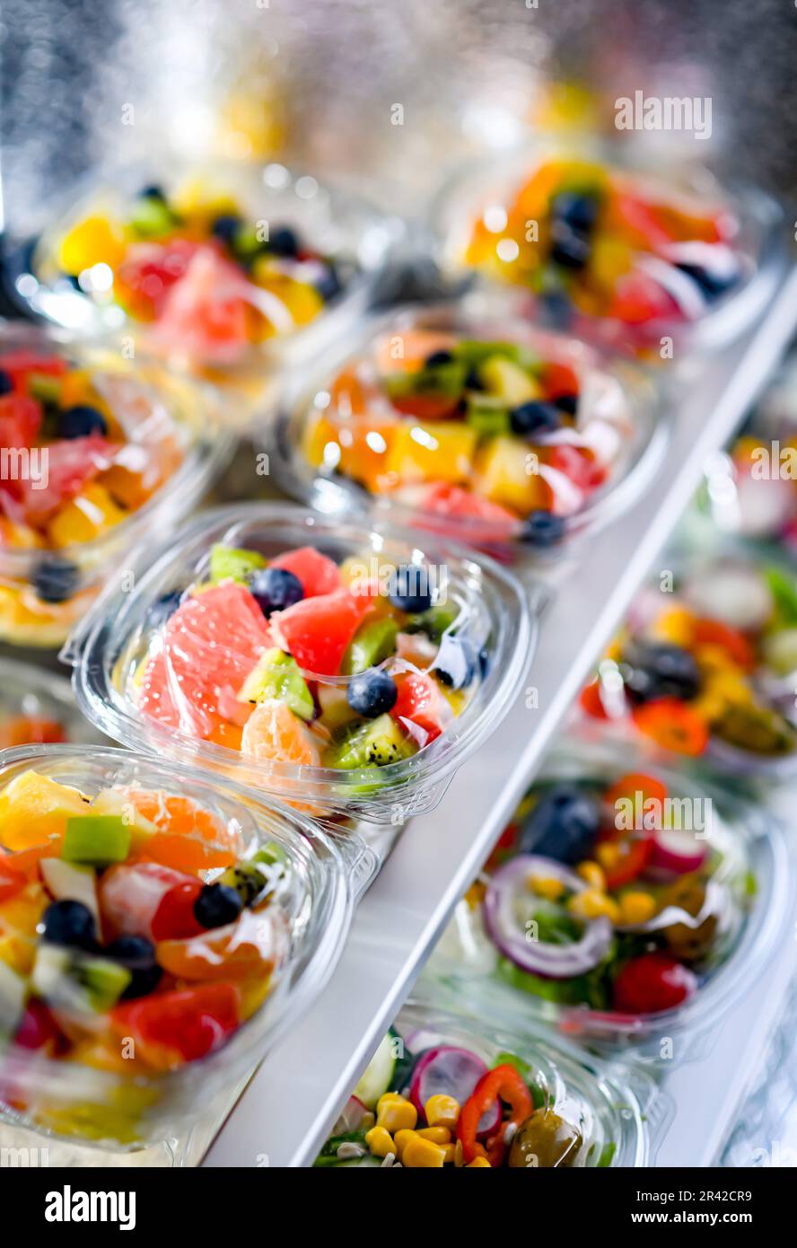 Scatole di plastica con macedonie di frutta preconfezionate Foto Stock
