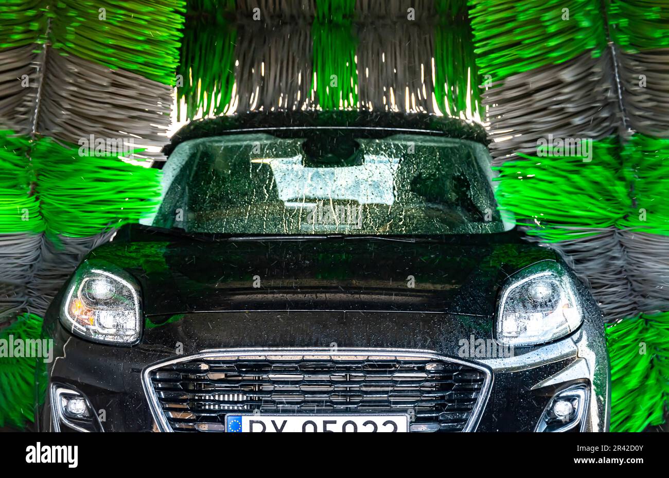 Un'automobile in un autolavaggio automatico. Foto Stock