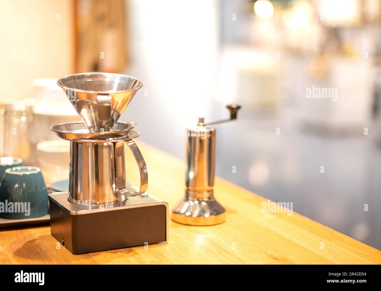 La macchina da caffè per la mesh o bollitura preparandosi all'uso e servire ai clienti presso la caffetteria. Foto Stock