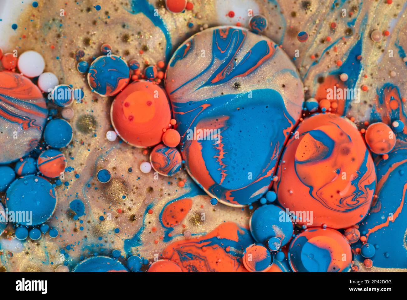 Estratto di acrilico con arancione, blu e oro Foto Stock