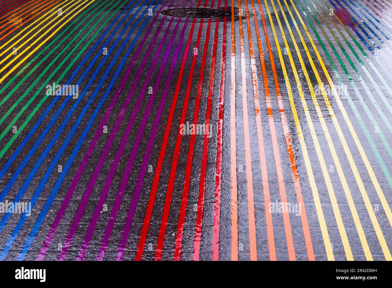 Rainbow Crosswalk in una giornata di pioggia nel Castro District, San Francisco, California. Spazio vuoto. Foto Stock