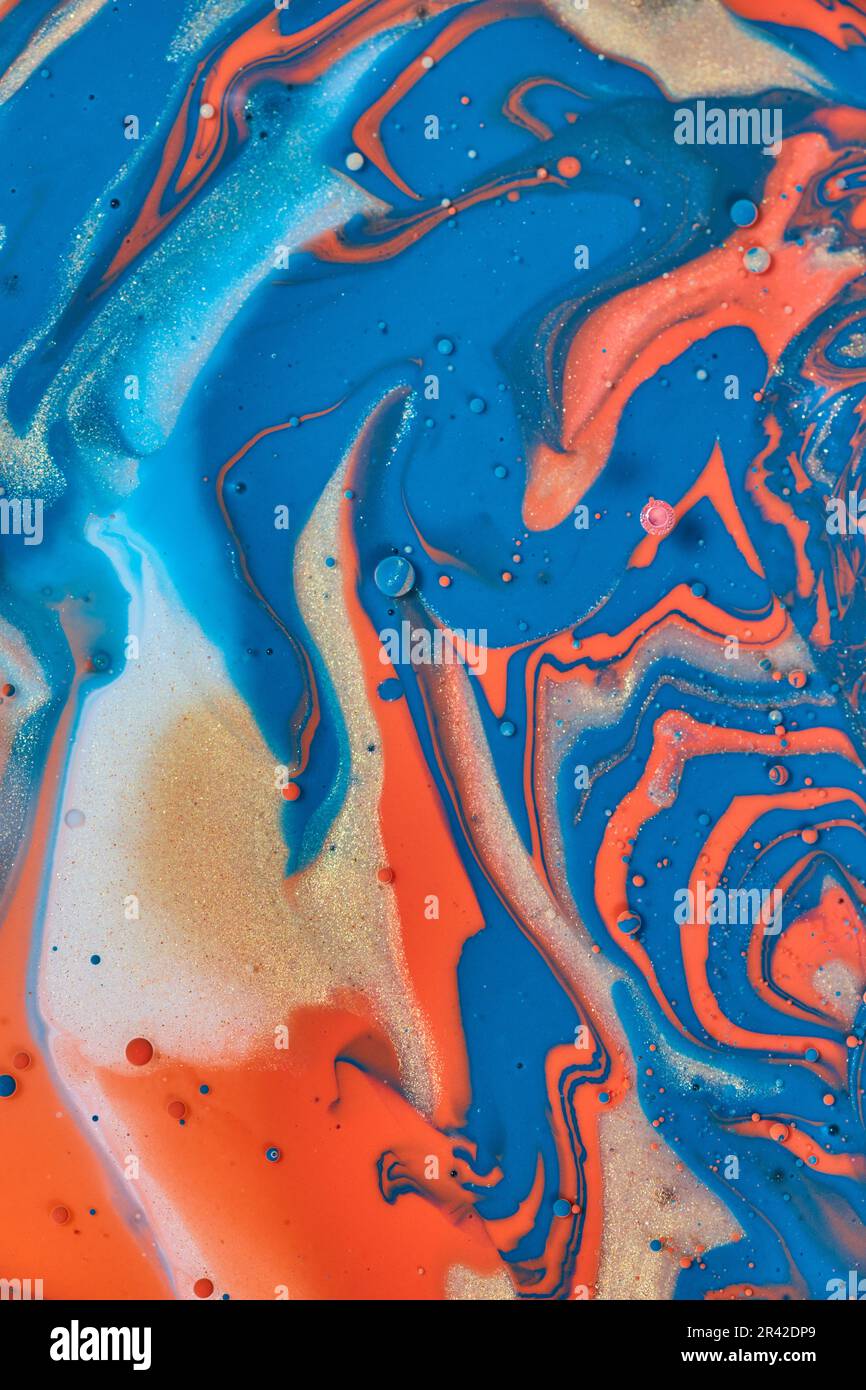 Fondo verticale risorsa di pittura acrilica astratta di olio di goccia frastagliata con oro arancione e blu Foto Stock