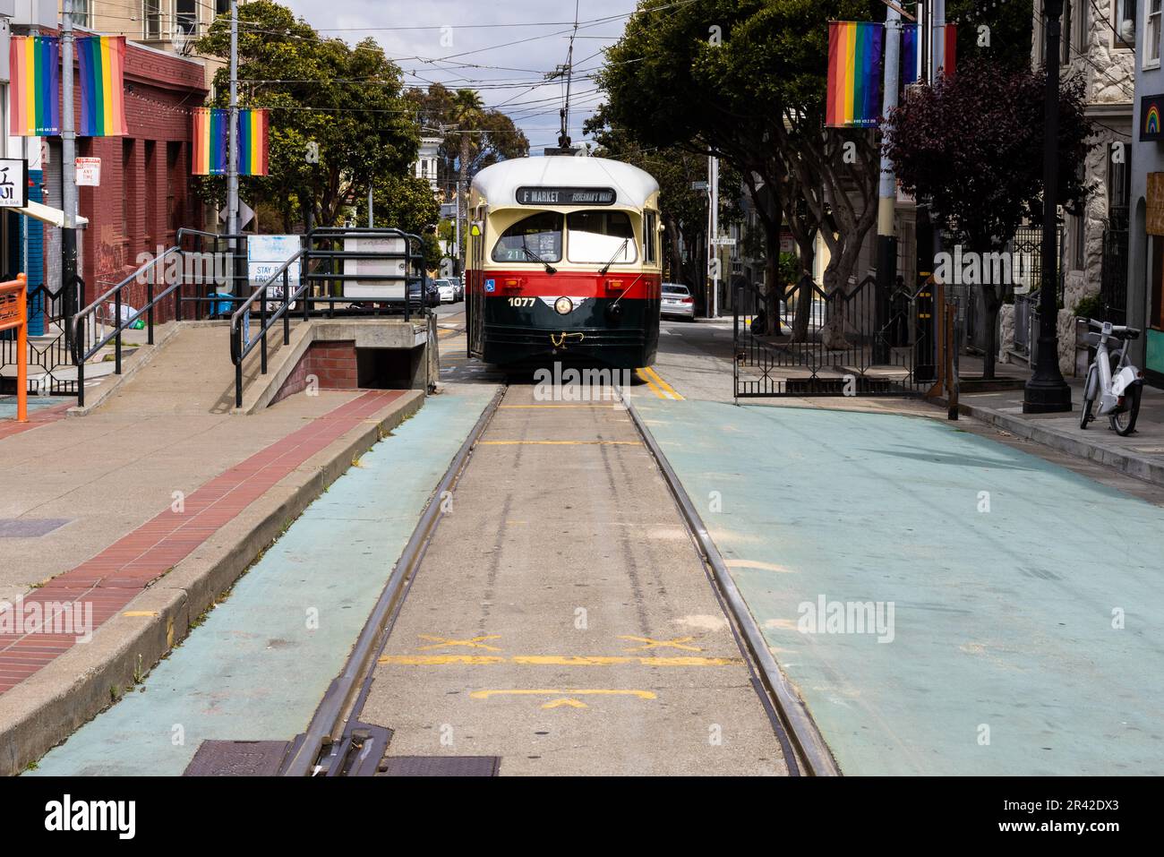 Tram storico nel quartiere Castro, San Francisco, California. Trasporto pubblico urbano Foto Stock