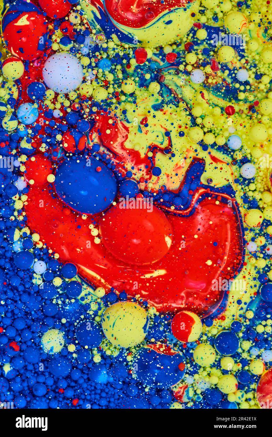 Pittura astratta acrilico giallo blu bianco e rosso bolle galattiche fondo asset Foto Stock