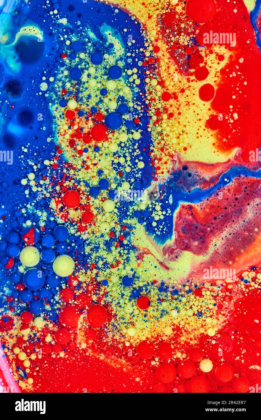 Verticale astratto pittura acrilica del mare blu contro il magma in battaglia galattica di colori vorticosi sfondo asset Foto Stock