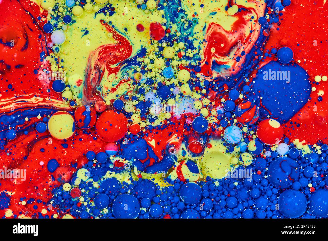 Pittura di vortice galattico di blu rosso giallo e bianco acrilico bolle dipinte con olio di fondo asset Foto Stock